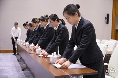 聚焦｜她們可不簡單！微笑、問好、端茶續水，都是這樣苦練出來的——揭秘專業會務服務的幕后訓練
